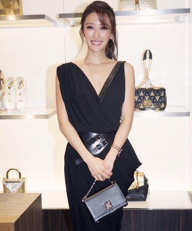 半岛官网谢婷婷42岁再孕大女儿生父成谜谢贤谢霆锋家属添新丁！(图3)