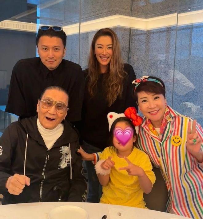 半岛官网谢婷婷42岁再孕大女儿生父成谜谢贤谢霆锋家属添新丁！(图5)