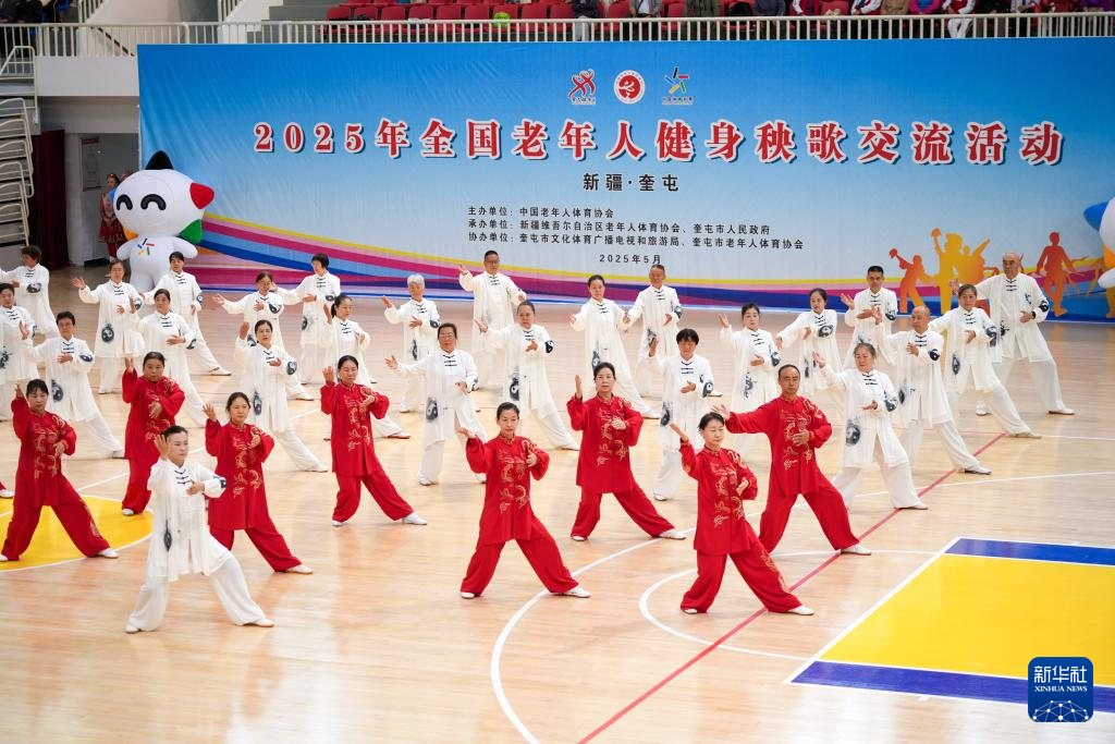 半岛体育2025年天下老年人健身秧歌交换举动在新疆奎屯落幕(图7)