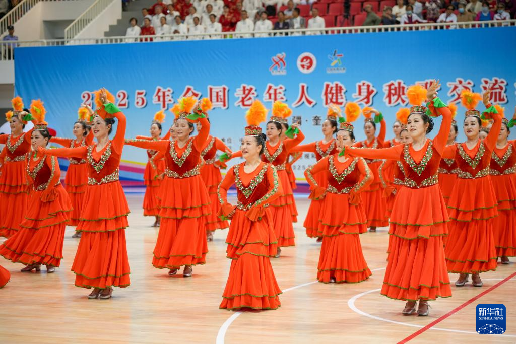 半岛体育2025年天下老年人健身秧歌交换举动在新疆奎屯落幕(图11)