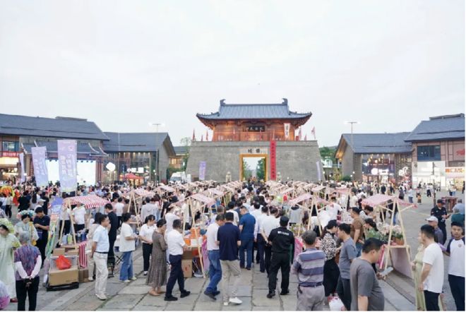 半岛体育“徽动消耗 购在合肥”2025大年夜间经济消耗季暨66购物月掀起消耗高潮(图2)
